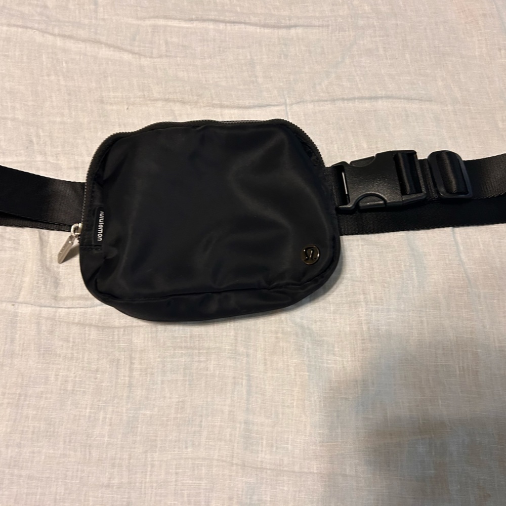 Lululemon belt bag black